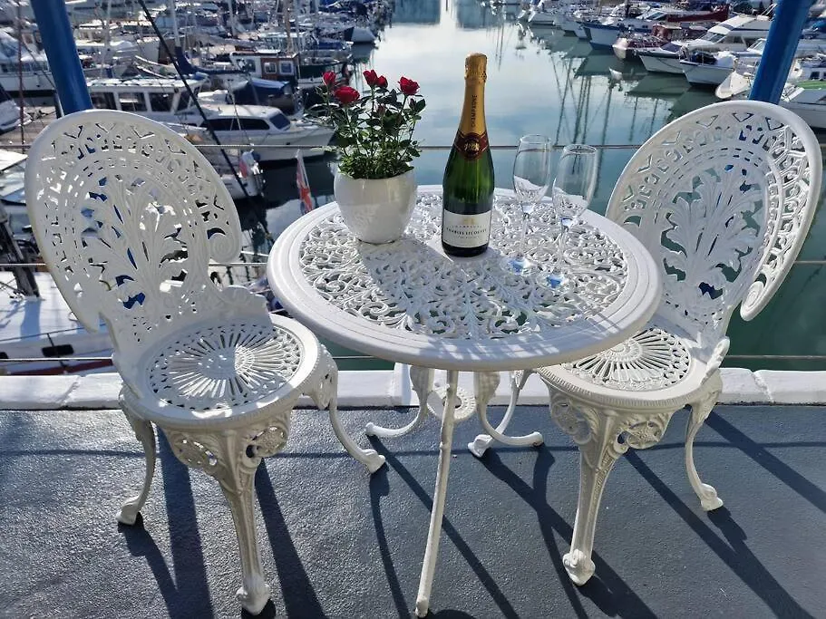 Sea Breeze In Brighton Marina With Free Parking Villa