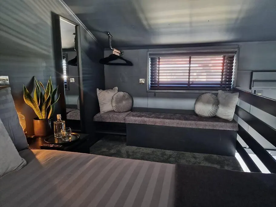 Sea Breeze In Brighton Marina With Free Parking Villa