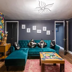 Basement Flat, Regency Square Brighton